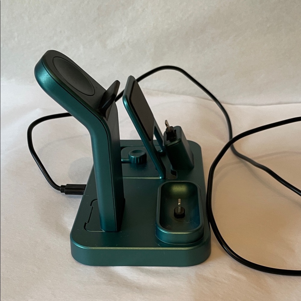 Universal Green Charging Station with Adapter - Picture 5 of 6